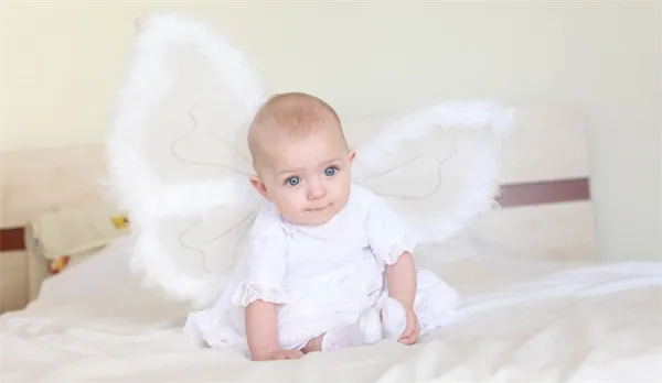 маленькая девочка в костюме ангела