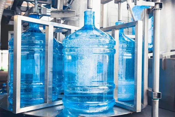 Розлив воды по бутылям на производстве 