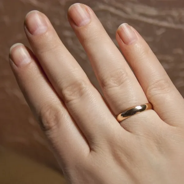 кольцо на руке женщины
