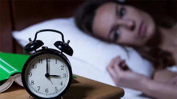 Вредность работы в ночную смену. Недостаток сна вреде для здоровья, поэтому важно находить способ его восполнения. Фото.