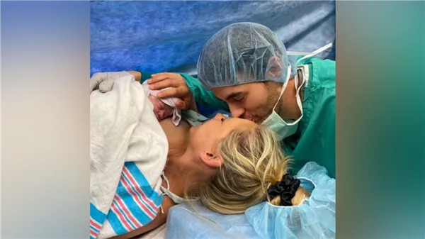 Анна Курникова и Энрике Иглесиас с новорожденной дочерью