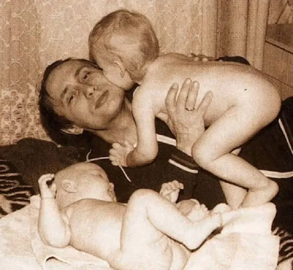 Владимир Путин обнимает дочерей
