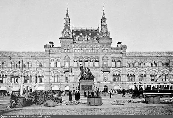 Здание ГУМа на Красной площади, здесь же памятник Минину и Пожарскому. Он в то время стоял там, 1909.