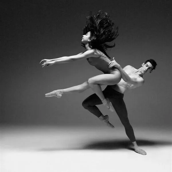 мужчина и женщина в танце