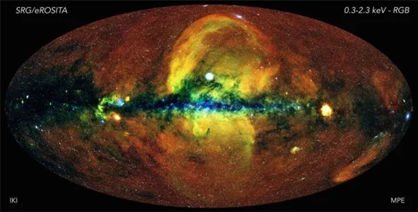 Есть ли что-нибудь за пределами наблюдаемой Вселенной? Перед вами цветной рентген-снимок Вселенной в ее самый обычный день: ускорение и распад материи, нагретой до сверхвысоких температур, обжигающий газ, ненасытные черные дыры и взрывы звезд. Фото.