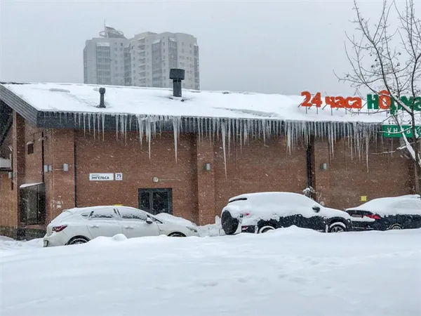 slide image for gallery: 24093 | Неравная схватка коммунальщиков со снегом в Петербурге