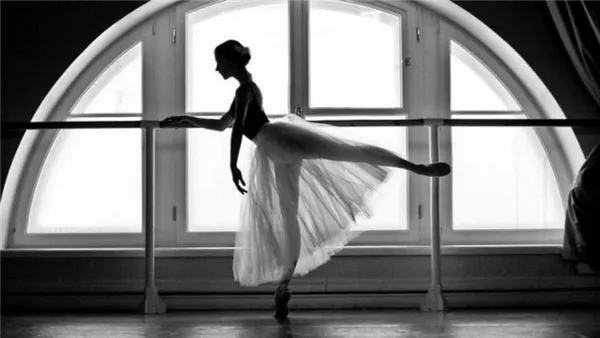 балерина у окна