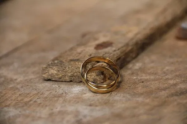 Почему нельзя носить кольцо на безымянном пальце до свадьбы, какие могут быть последствия. 3