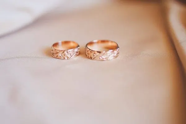 Почему нельзя носить кольцо на безымянном пальце до свадьбы, какие могут быть последствия. 6