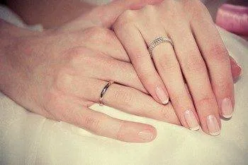 Почему нельзя носить кольцо на безымянном пальце до свадьбы, какие могут быть последствия. 2