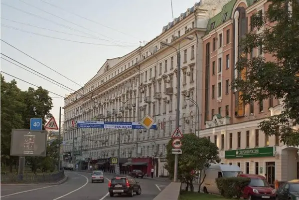 Квартира Алсу, подаренная родителями, находится на Невском проспекте в Москве.