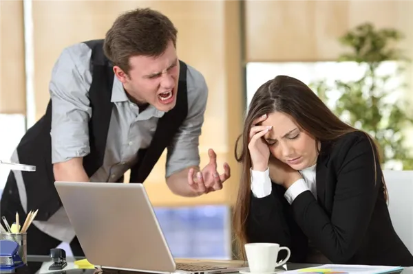 Хамство на работе: что делать, если оскорбляет коллега или начальник