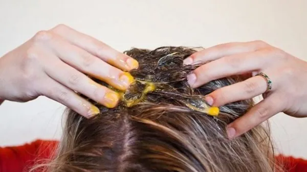 Нанесение яичного желтка на волосы