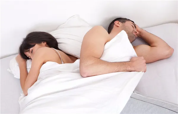 Важно ли супругам спать под одним одеялом. 3