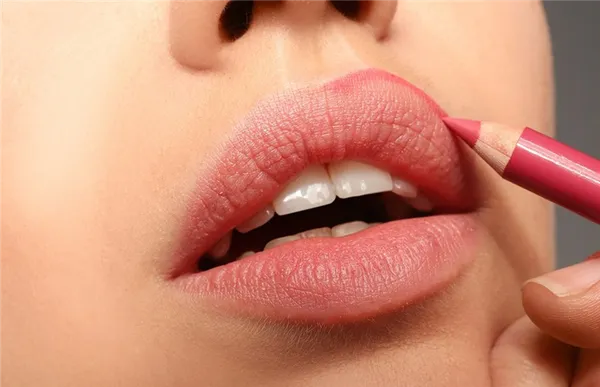 Как правильно красить губы карандашом: советы по выбору и пошаговая инструкция по нанесению