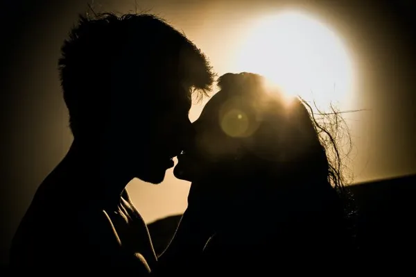 Поцелую парня и девушки обычно предшествует физический контакт. Нежно обнимите девушку за талию, неспешно приблизьтесь к ее губам, закройте глаза и целуйте
