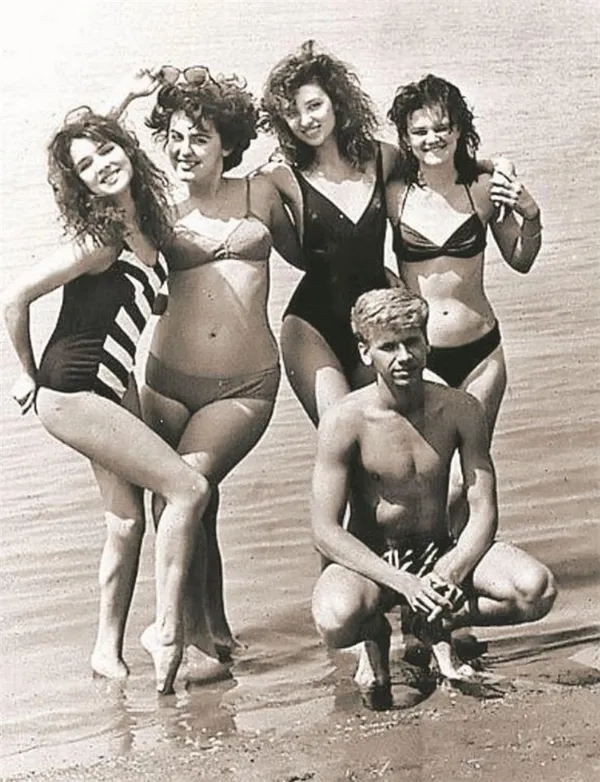 Анна Нетербко (слева) с друзьями на пляже