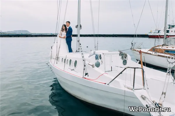 Свадебная пара на яхте