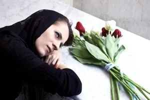 женщина на могиле с цветами