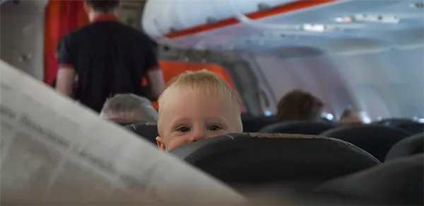 Окружающие злятся, родители нервничают, дети продолжают плакать и бегать: как летать в самолётах с детьми. 7