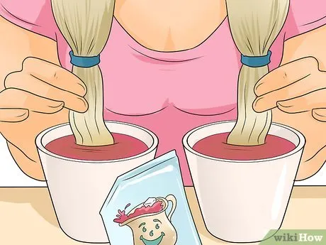 Step 1 Окуните волосы в Kool-Aid.