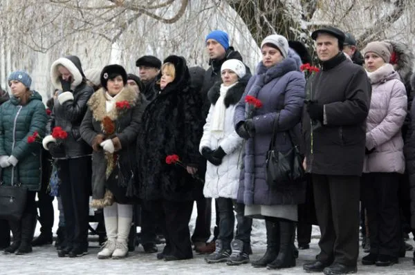 Участники траурного митинга в Донецке по погибшим пассажирам самолета Минобороны РФ Ту-154.