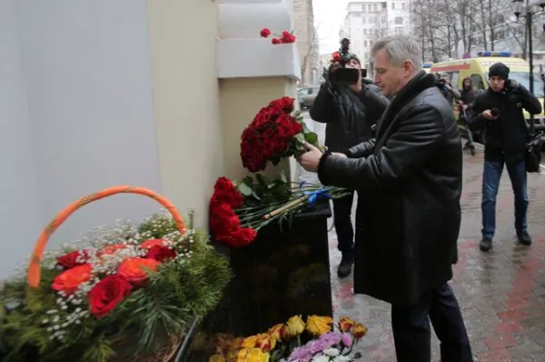 Цветы, возложенные у телевизионного центра Останкино к фотографиям журналистов.